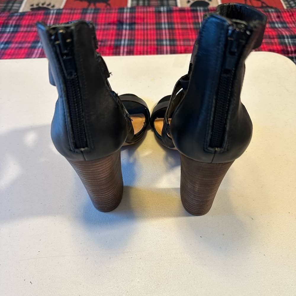 Steve Madden size 6.5 black, leather strapped shoe. - Picture 8 of 10